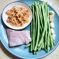 #不容错过的鲜美滋味#榨菜肉丁炒豇豆的做法图解1