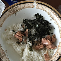 懒人解决隔夜饭之紫菜金枪鱼饭团的做法图解3