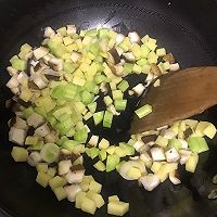香菇腊肠炒饭的做法图解3