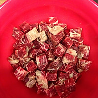 美式蔬菜炒蚝油牛肉丁的做法图解1