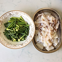 【蒜苔炒墨鱼】的做法图解1