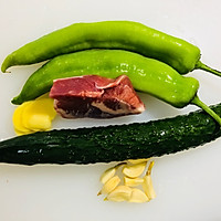 黄瓜炒肉的做法图解1