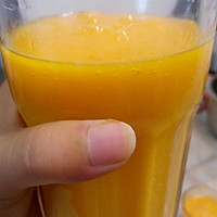 鲜榨芒果汁的做法图解2