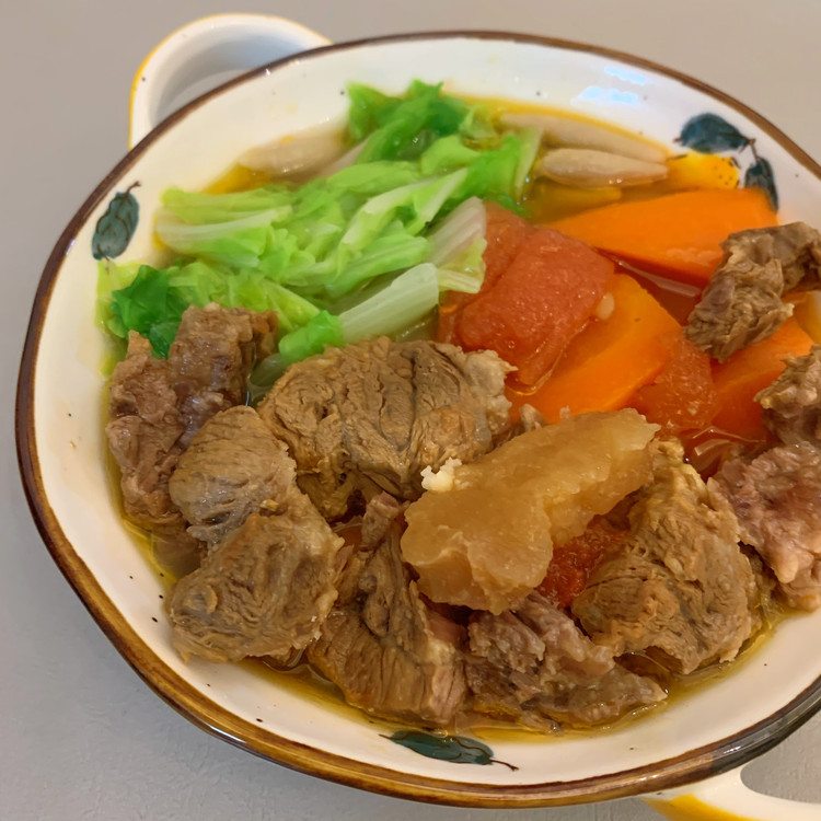 番茄胡萝卜炖牛脊骨汤配莜面的做法