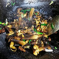 滋味鲜美家常菜——鸡枞菌炒肉的做法图解10