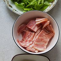 青椒炒培根的做法图解1