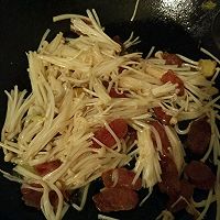 柿子烧金针菇香肠的做法图解3