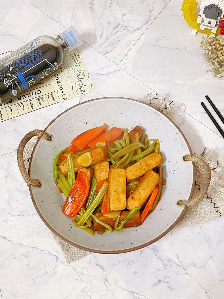 水芹菜炒香干的做法