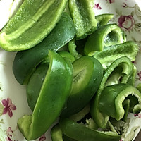 菜椒炒鱿鱼的做法图解1