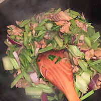 芹菜肉炒粉条的做法图解4