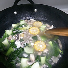 蘑菇豆腐甜玉米青菜碎肉汤