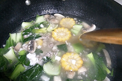 蘑菇豆腐甜玉米青菜碎肉汤
