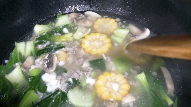 蘑菇豆腐甜玉米青菜碎肉汤的做法