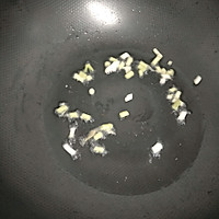 芹菜肉片炒金针菇的做法图解1