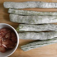鸡腿肉炒蛇瓜的做法图解1