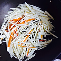 尖椒茭白胡萝卜（炒三鲜）的做法图解3