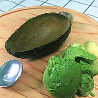 #安佳儿童创意料理#  牛油果蒸蛋的做法图解1
