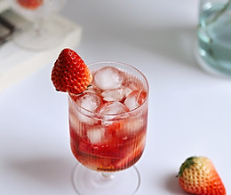 草莓气泡微醺 清爽适口喝不醉的做法