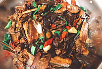 干锅茶树菇炒腊肉的做法
