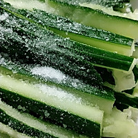 超简单入味的拍黄瓜的做法图解1