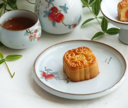 #中秋节还可以这么过#蛋黄莲蓉月饼的做法