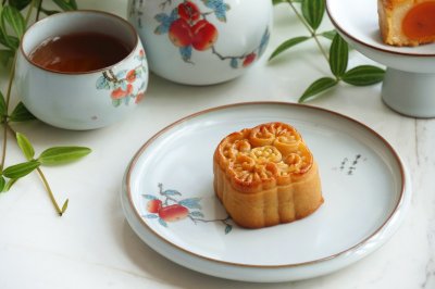 蛋黄莲蓉月饼