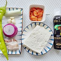 泡菜五花肉豆腐汤——鲜美嫩滑的开胃下酒菜的做法图解1