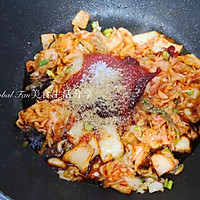 经典韩国美食 | 辣白菜炒鱼饼 #仙女们的私藏鲜法大PK#的做法图解3