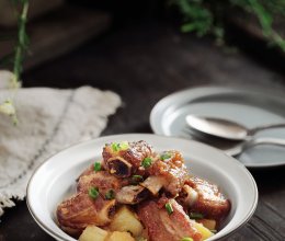 香酥排骨蒸土豆的做法