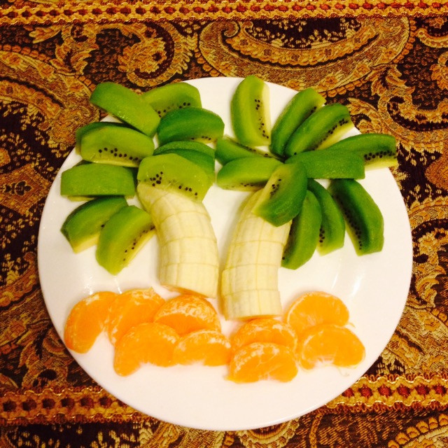 椰树创意水果拼盘的做法