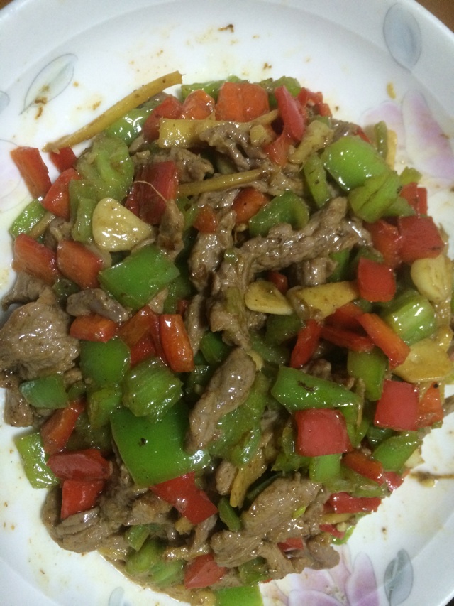 青红辣椒炒牛肉的做法图解2