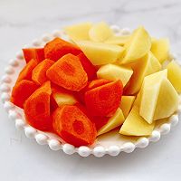 #我们约饭吧#筒骨土豆汤的做法图解4