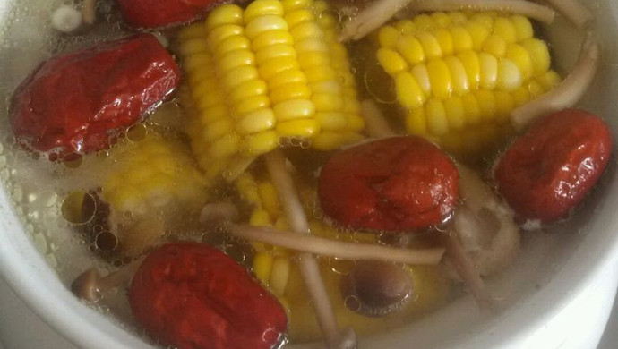 鲍鱼鸡脯茶树菇红枣玉米汤