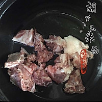 #憋在家里吃什么#煲一蛊汤，温暖你的胃--胡萝卜玉米排骨汤的做法图解2