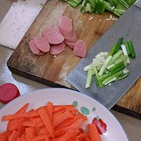 五花肉香肠胡萝卜的做法图解1