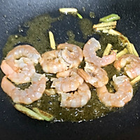西芹百合炒虾仁，健康绿色低脂的美味的做法图解5