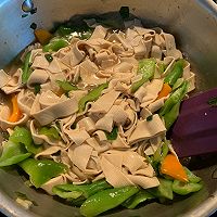 家常菜之4：东北名菜，尖椒豆腐皮。豆腐皮加一物才有馆子味的做法图解6