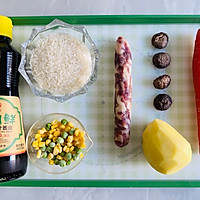 饭菜一锅出，打工人的省事餐～腊肠土豆焖饭的做法图解1