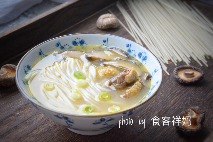 香菇炖鸡米线的做法