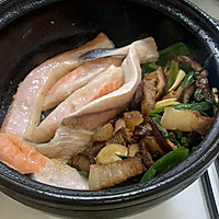 粤味啫啫腊肉三文鱼鱼腩煲的做法图解3