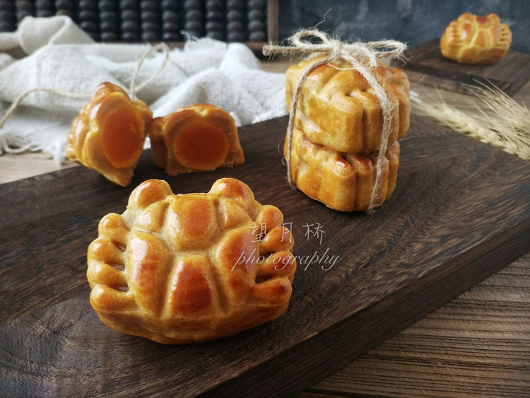 网红螃蟹月饼-广式莲蓉蛋黄月饼的做法