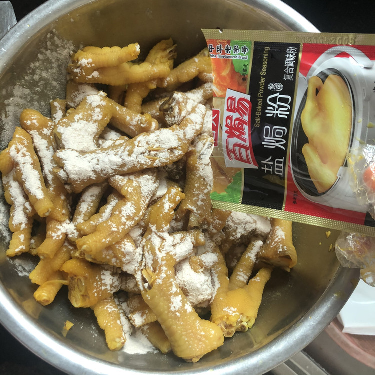 盐焗鸡脚的做法