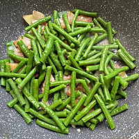 #名厨汁味正当夏#豆角炒五花肉的做法图解4