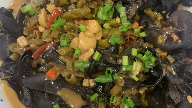 酸豆角烧鲫鱼的做法