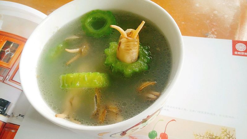 Stewed clam soup with bitter melon