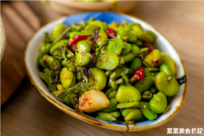 Chinese toon sprout oil splashed with broad bean