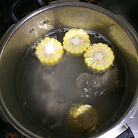 苦瓜玉米排骨汤的做法图解2