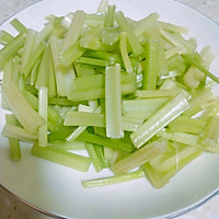 芹菜炒虾仁的做法图解2