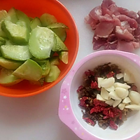 黄瓜苋菜炒肉的做法图解2