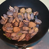 菌菇花蛤海鲜汤的做法图解5